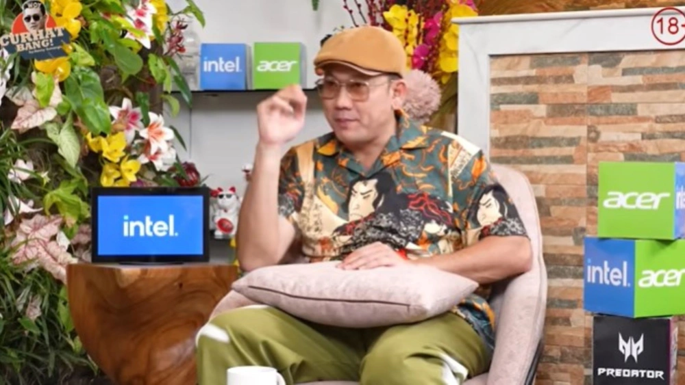 Denny Sumargo menyampaikan kritik keras soal lambatnya distribusi logistik ke daerah yang terisolasi akibat banjir dan longsor di Sumatera. [YouTube]